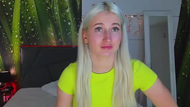 HollyTailors online show from October 2025 12:04:01 PM