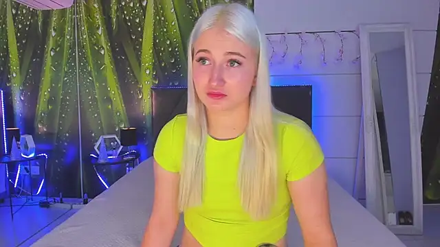 HollyTailors online show from November 2025 01:04:02 PM