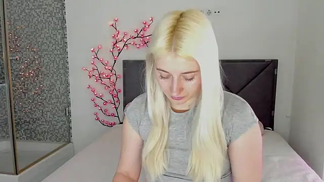 HollyTailors online show from March 2026 01:19:02 PM