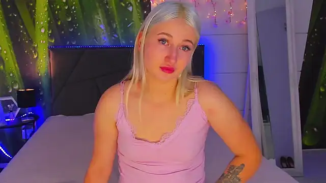 HollyTailors online show from November 2025 06:28:02 AM