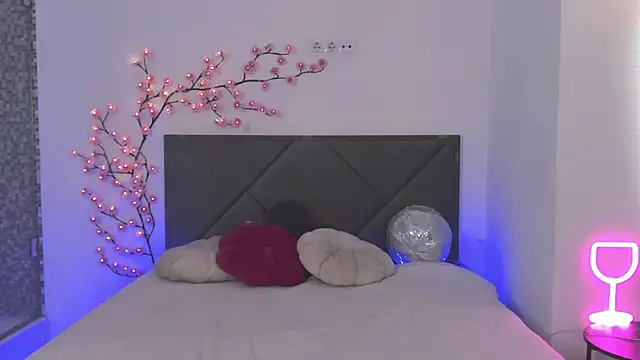 HollyTailors online show from April 2026 12:21:02 PM