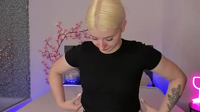 HollyTailors online show from April 2026 12:42:01 PM