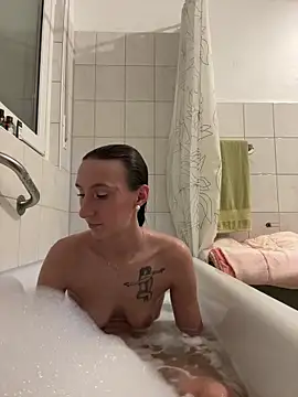 Emilia Mausi online show from December 2025 07:52:02 PM