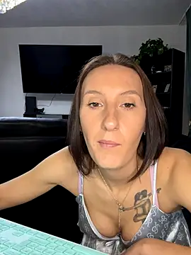 Emilia Mausi online show from November 2025 08:08:01 PM