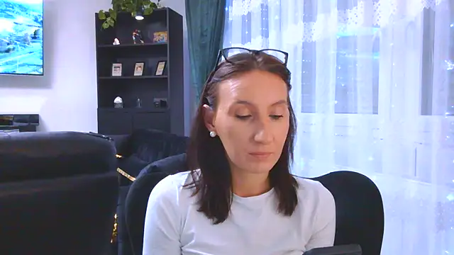 Emilia Mausi online show from November 2025 07:58:01 PM