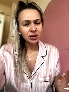 iSelena online show from October 2025 05:52:01 AM