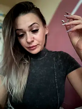 iSelena online show from November 2025 05:44:01 AM