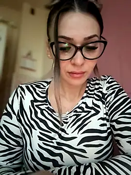 iSelena online show from November 2025 05:52:02 AM