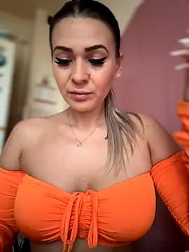 iSelena online show from October 2025 04:58:01 AM