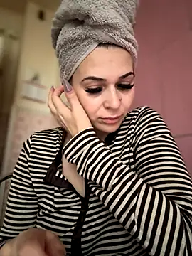 iSelena online show from November 2025 06:07:02 AM