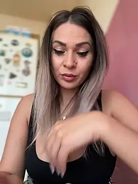 iSelena online show from September 2025 05:47:01 AM