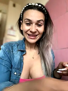 iSelena online show from October 2025 05:01:01 AM