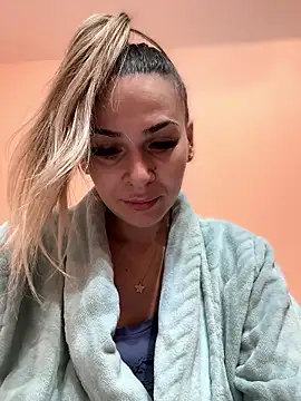 iSelena online show from January 2026 09:46:01 AM