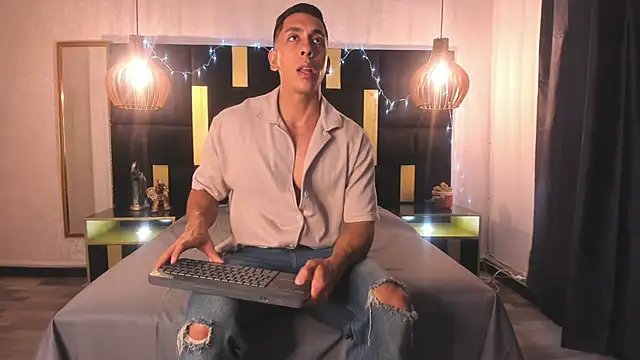 Lucio  Fox online show from December 2025 12:00:02 PM