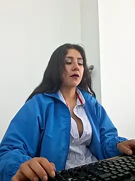 CAROLINE  07 online show from November 2025 01:33:01 PM