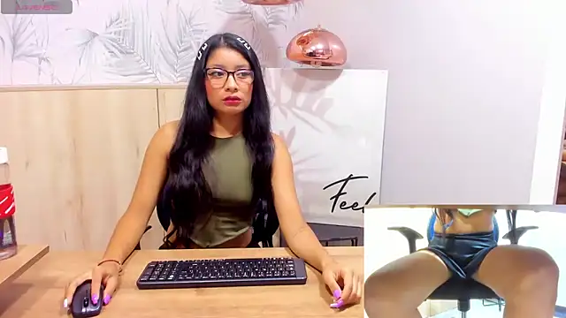 Snapshot of MelanyWayne_ chatting on November 2025 07:07:01 PM MelanyWayne online show from November 2025 07:07:01 PM