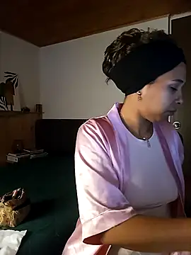 IVONNE COLLINS33 online show from December 2025 10:25:01 AM