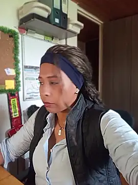 IVONNE COLLINS33 online show from April 2026 03:27:01 PM