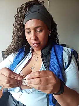 IVONNE COLLINS33 online show from April 2026 03:27:02 PM