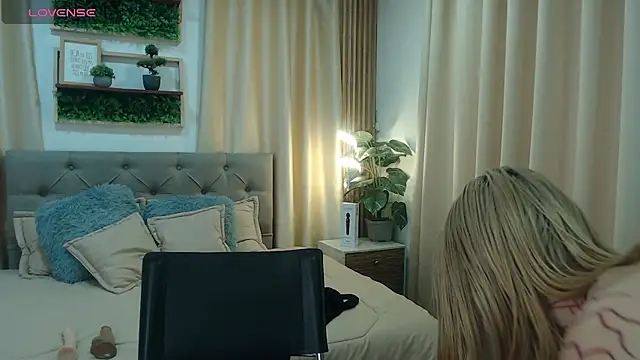 zohet kriss online show from October 2025 03:10:02 PM