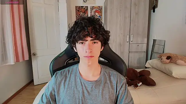 Nude Boy18 online show from April 2026 11:00:01 PM