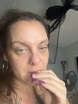 Snapshot of hautemama215 chatting on November 2025 08:18:02 AM hautemama215 online show from November 2025 08:18:02 AM