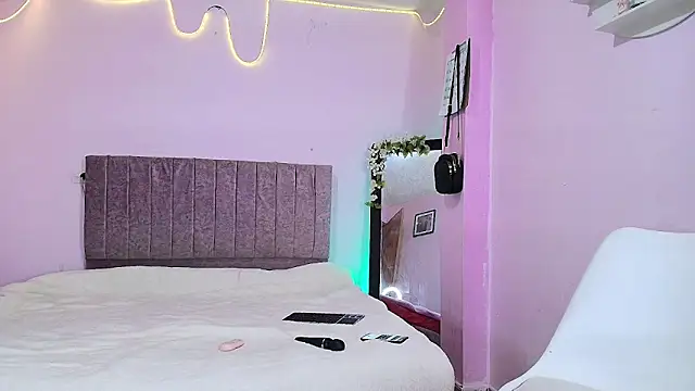 MiSofialeal online show from April 2026 06:33:01 PM