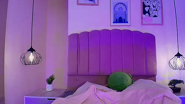 Isabelgh  online show from November 2025 05:00:02 AM