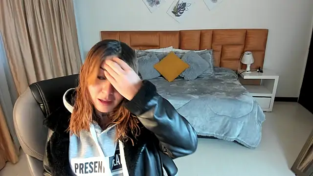 Catti Brie online show from November 2025 10:41:02 AM