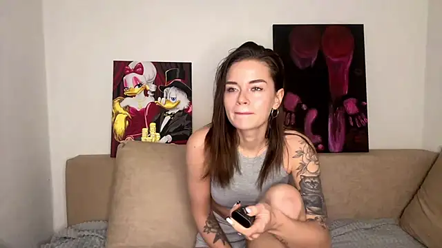 Petal Couple online show from December 2025 02:21:02 PM