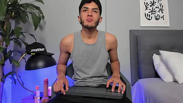 Snapshot of Tylerffoxx chatting on June 2026 09:03:02 PM Tylerffoxx online show from June 2026 09:03:02 PM