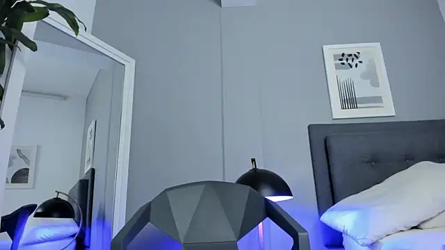 Tylerffoxx online show from November 2025 08:58:01 PM