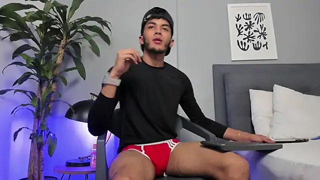 Tylerffoxx online show from May 2026 07:33:02 PM
