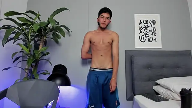 Tylerffoxx online show from April 2026 08:26:02 PM