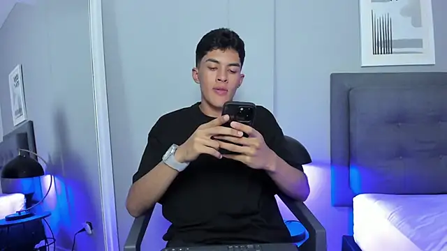 Tylerffoxx online show from November 2025 08:24:01 PM