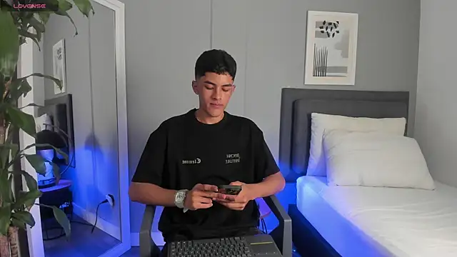 Tylerffoxx online show from October 2025 08:23:02 PM