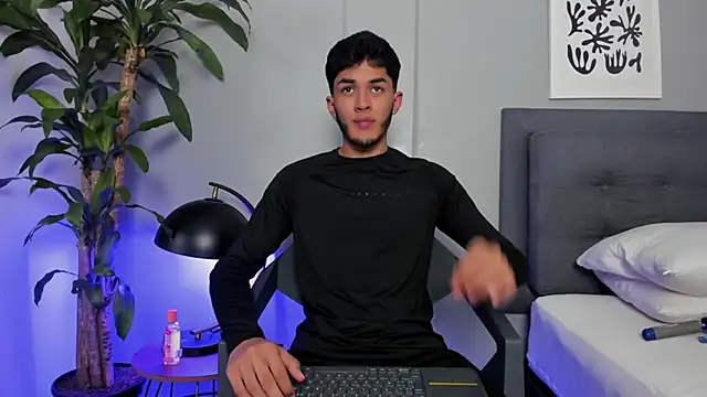 Tylerffoxx online show from May 2026 08:44:02 PM