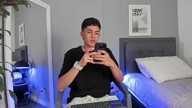 Tylerffoxx online show from October 2025 10:43:02 PM