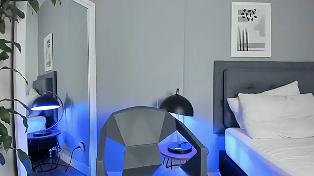 Tylerffoxx online show from October 2025 07:25:02 PM