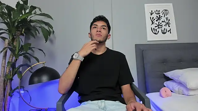 Snapshot of Tylerffoxx chatting on June 2026 08:32:01 PM Tylerffoxx online show from June 2026 08:32:01 PM