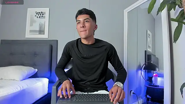 Tylerffoxx online show from September 2025 09:21:02 PM