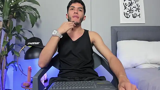 Snapshot of Tylerffoxx chatting on June 2026 10:32:02 PM Tylerffoxx online show from June 2026 10:32:02 PM