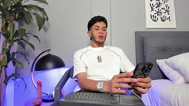 Snapshot of Tylerffoxx chatting on June 2026 11:10:02 PM Tylerffoxx online show from June 2026 11:10:02 PM