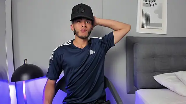 Tylerffoxx online show from April 2026 08:21:01 PM