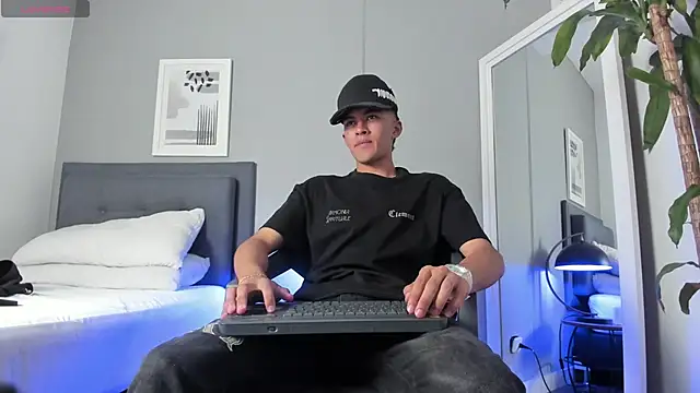 Tylerffoxx online show from September 2025 08:31:01 PM