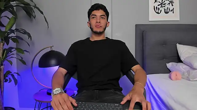Tylerffoxx online show from May 2026 08:42:02 PM