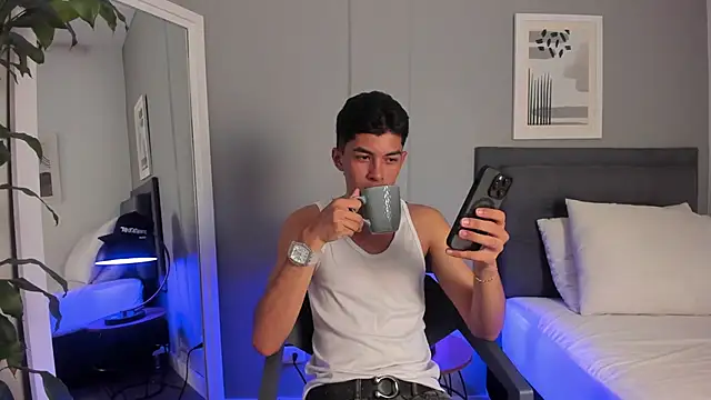 Tylerffoxx online show from October 2025 08:43:02 PM