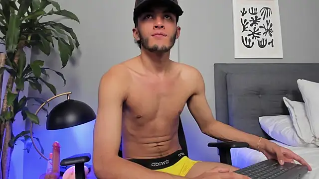 Snapshot of Tylerffoxx chatting on July 2026 10:58:01 PM Tylerffoxx online show from July 2026 10:58:01 PM