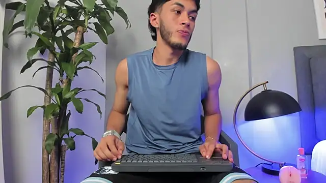 Snapshot of Tylerffoxx chatting on July 2026 10:27:02 PM Tylerffoxx online show from July 2026 10:27:02 PM