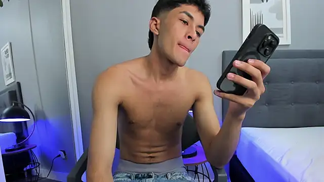 Tylerffoxx online show from November 2025 09:29:02 PM